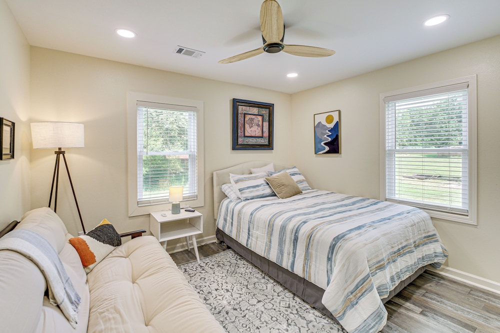 Lake Hamilton Retreat w/ Kayaks & Spacious Yard!