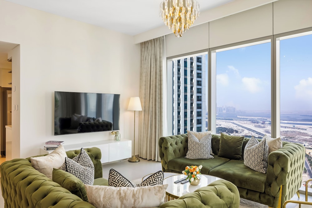 Durrani Homes - Majestic 4BR at Downtown