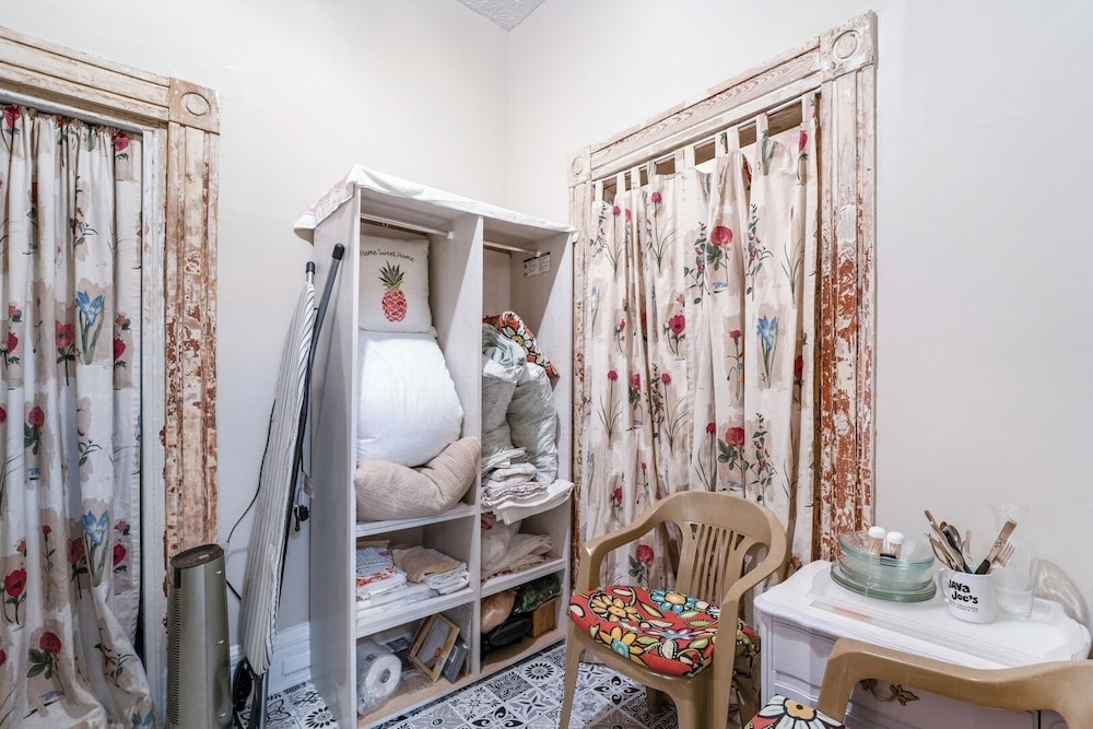 Central 4BR Historic Gem Near Colleges