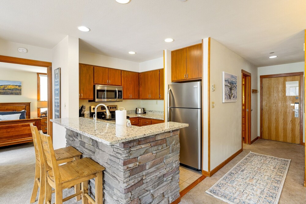 1483 Lakeside 1 Bedroom Condo