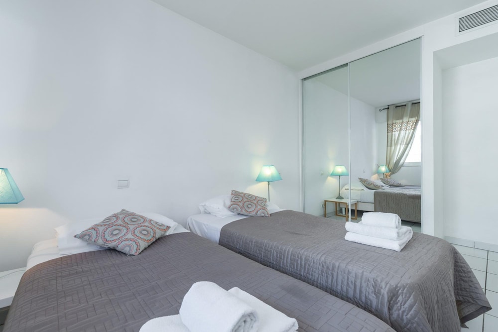 Bright two Bedroomed Apartment on the Beach in Cannes With Huge Terrace With Fabulous sea Views - 2001