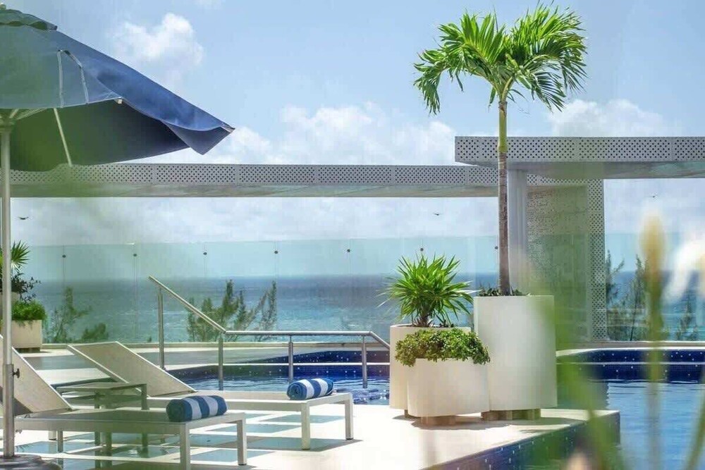 1 Br. Steps From the Beach Roof W/ocean View