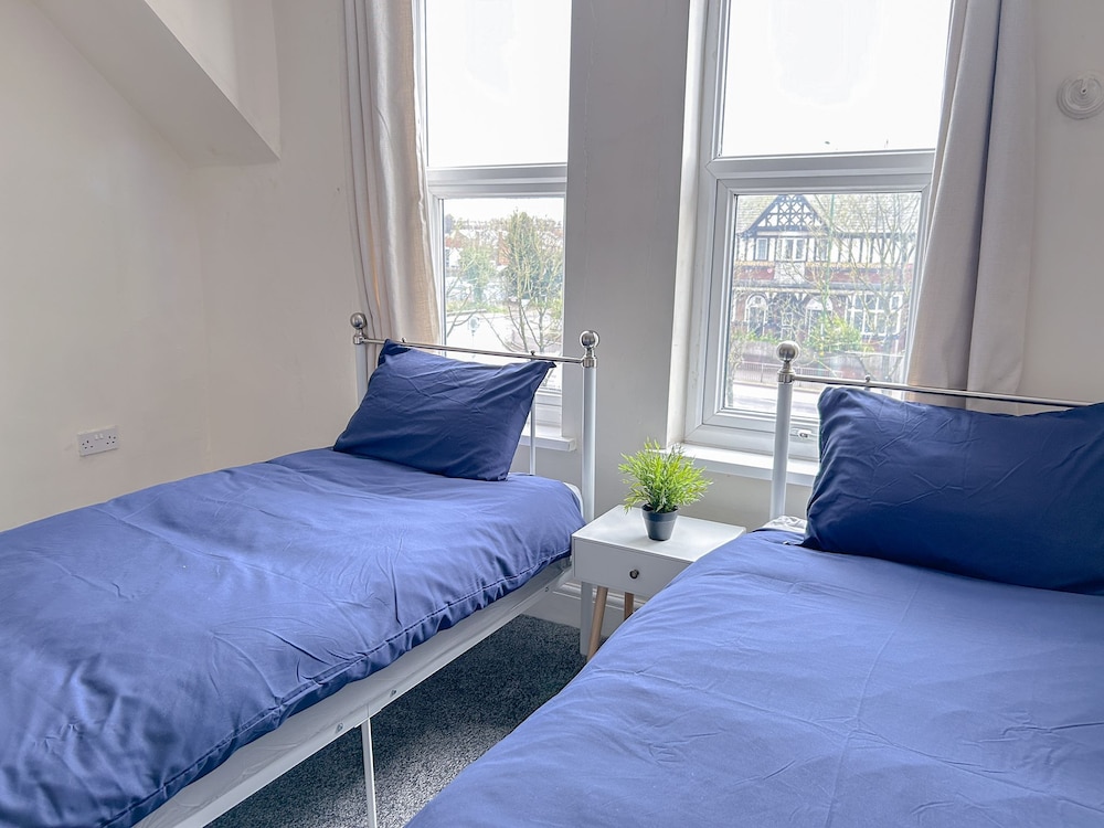 Lovely 2-bed Apartment in Birmingham view 3