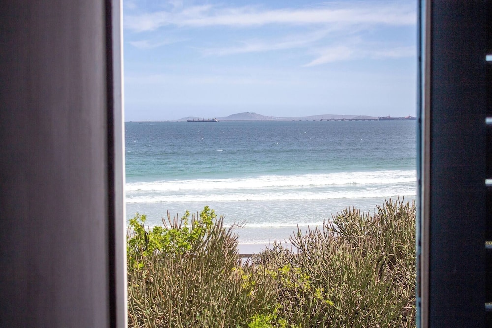 Paradys Oceanfront Submarine-style Holiday Home in Langebaan
