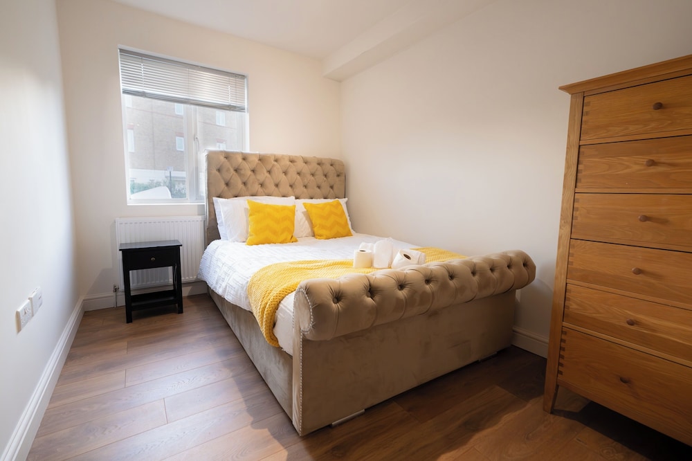 D'luxe 5-bed House - Sleeps 12 & Private Parking