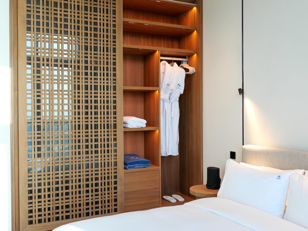 High End 4BR Penthouse With Private Pool and Skyline Views
