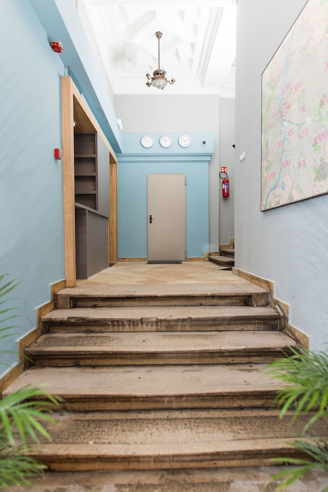 2B Hostel & Rooms