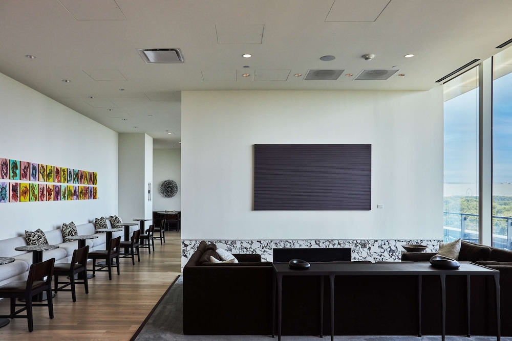 High-rise 65 Fl Apt w Lux Amenities Lake Views