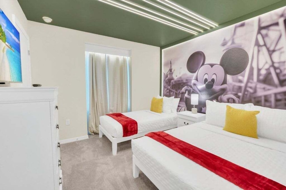 The Cutest Tonwhome & Private Splash Pool! 5 Bedroom Townhouse