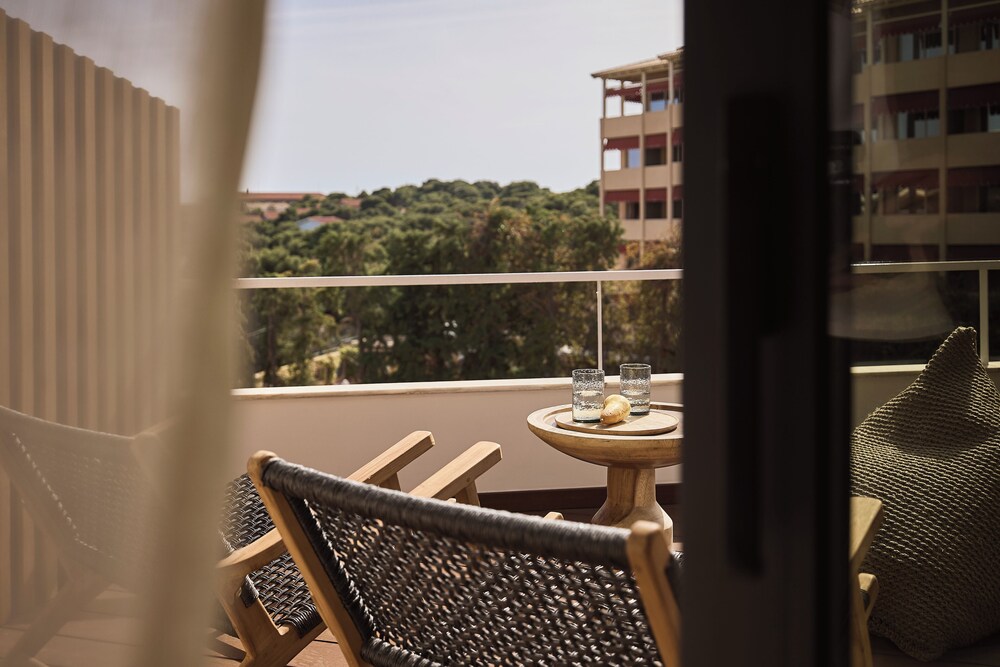 Cama Luxury Suites Kavouri