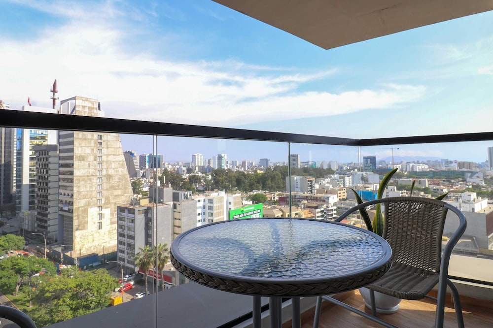 w Elegant 2BR With Balcony in San Isidro
