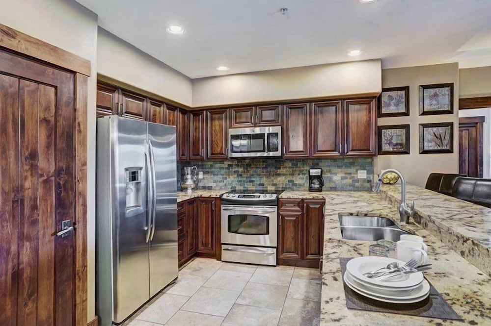 Luxury Crystal Peak Lodge 3 Bedroom Condo - Ski In, Ski Out