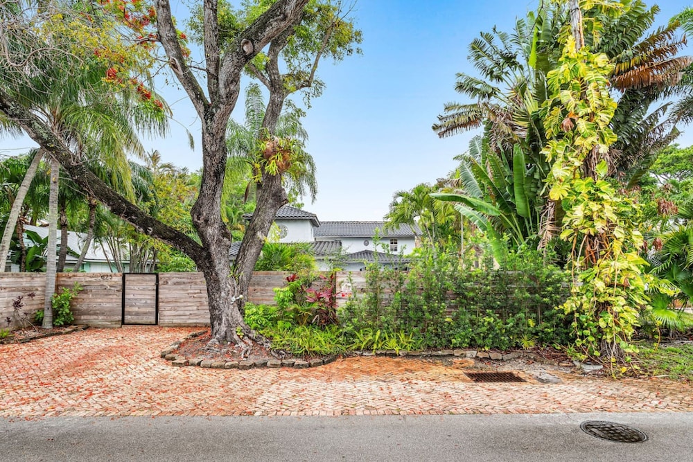 Luxe 5BR 4BA Heated Pool 10 Min to Beach BBQ