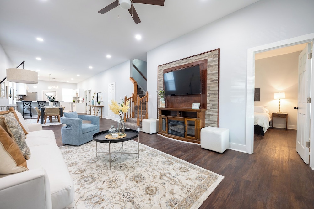Spacious 5-Bedroom Blue Bungalow