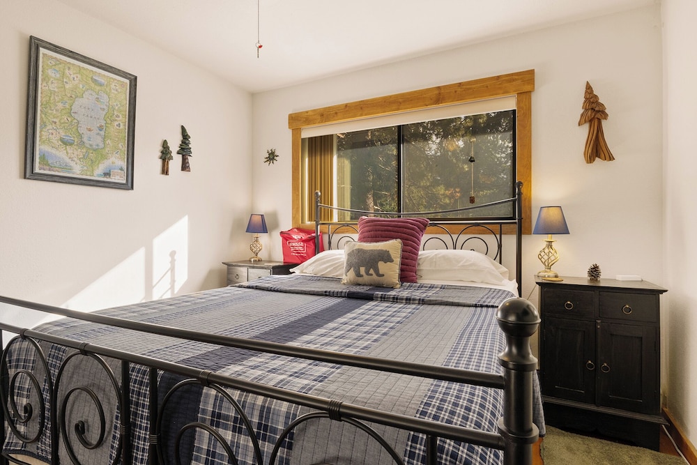 Sierra Pines Retreat Sleeps 6!