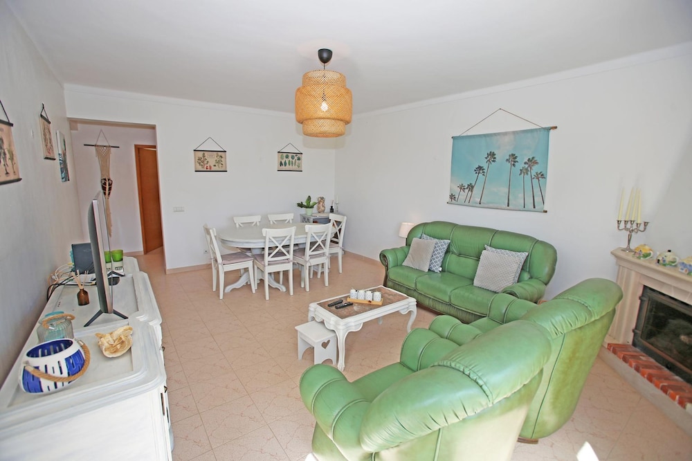 B16 - Sandy Pine Beachfront Flat in Lagos