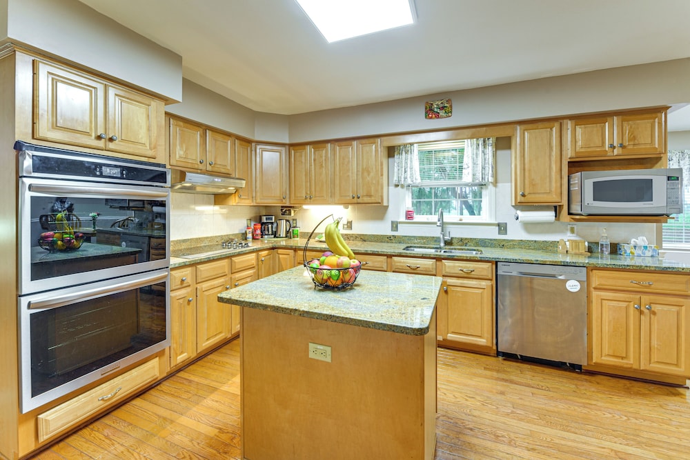 3 Mi to Historic Dtwn: Family Retreat in Beaufort!