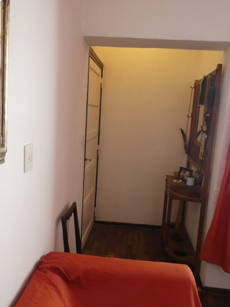 Departamento-casa muy amplio y céntrico.