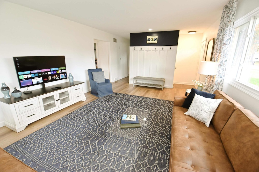Modern 5 Bedroom Home Sleeps up to 12 15 min Walk to ND 2329