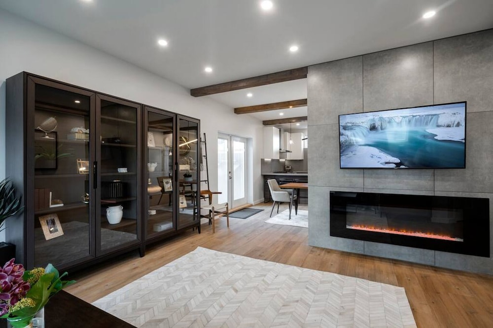 Mclean Stunning 3 Bdrm Reno - Few Blocks off Commercial - Image 2