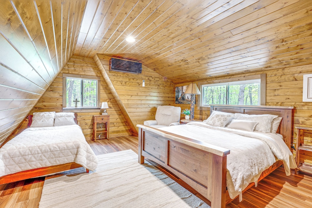 Secluded Cabin w/ Hot Tub in Hocking Hills