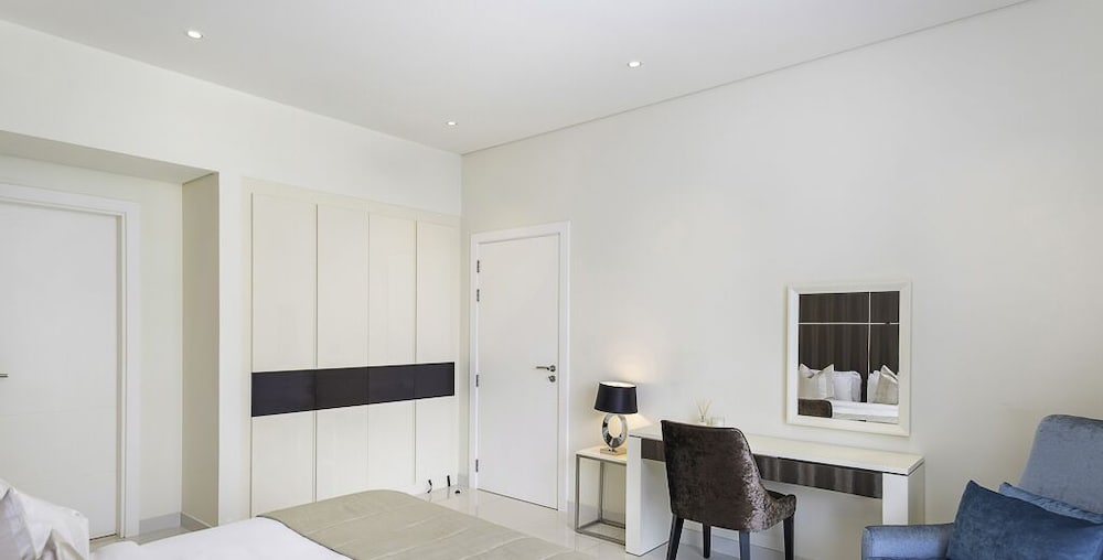 LUX The Bays Edge Canal View Suite