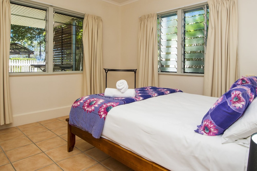 Picnic Bay Apartments Unit 1 view 3