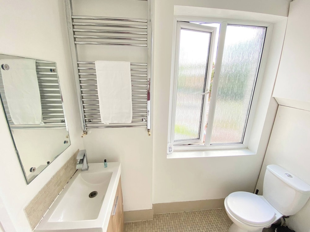 Cozy Croydon Apartment With Central Heating & Free Parking