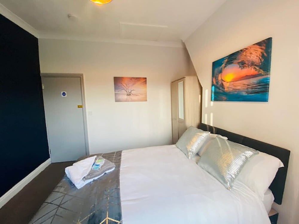 Townhouse @ 110 Etruria Vale Road Stoke view 5