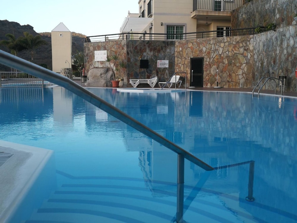 Comfortable Modern House With Jacuzzi, and Access to Swimming Pool