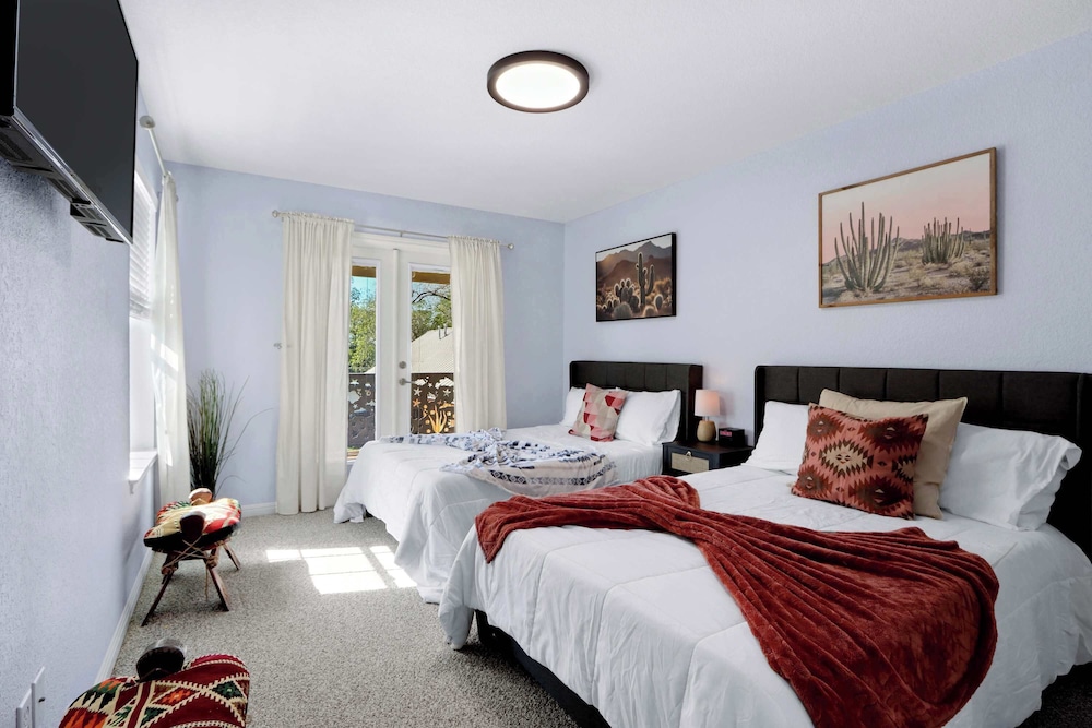 Amazing Lakefront Escape - A Stunner For Sleeps 14