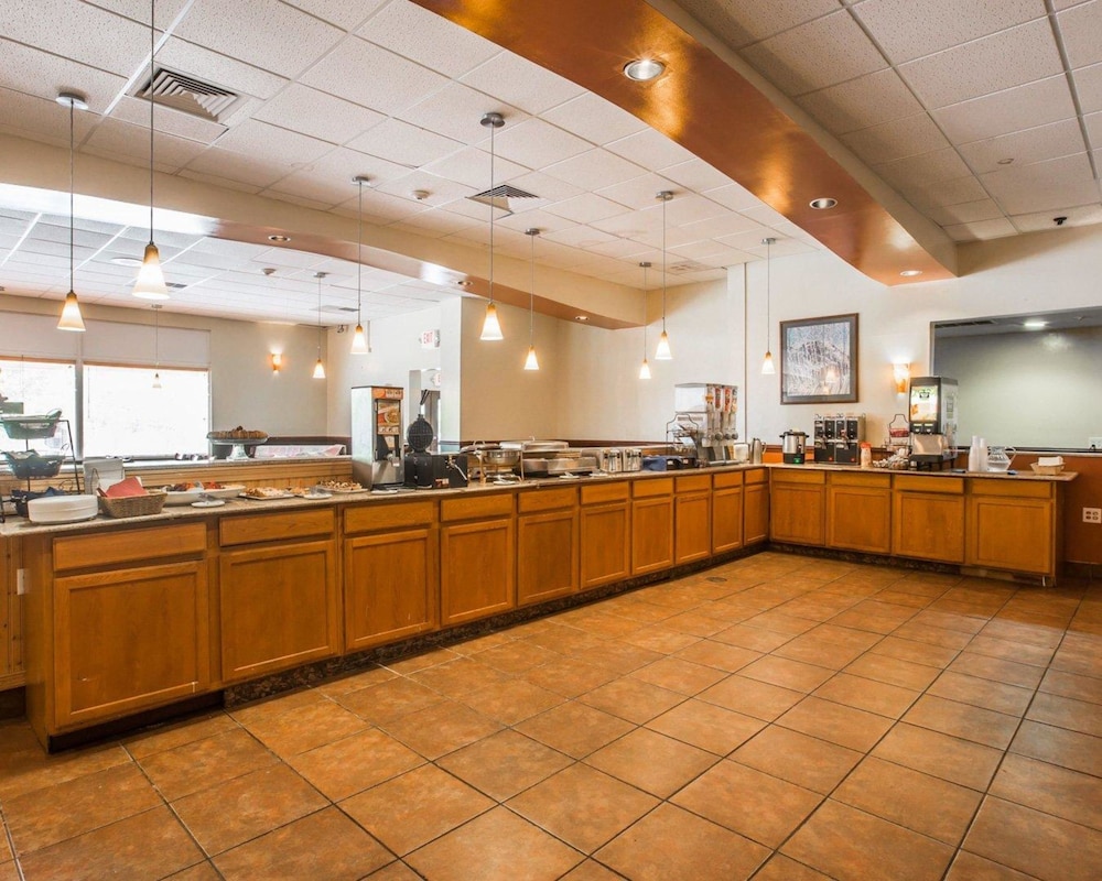 Brattleboro Vacations - Quality Inn  Conference Center - Property Image 5