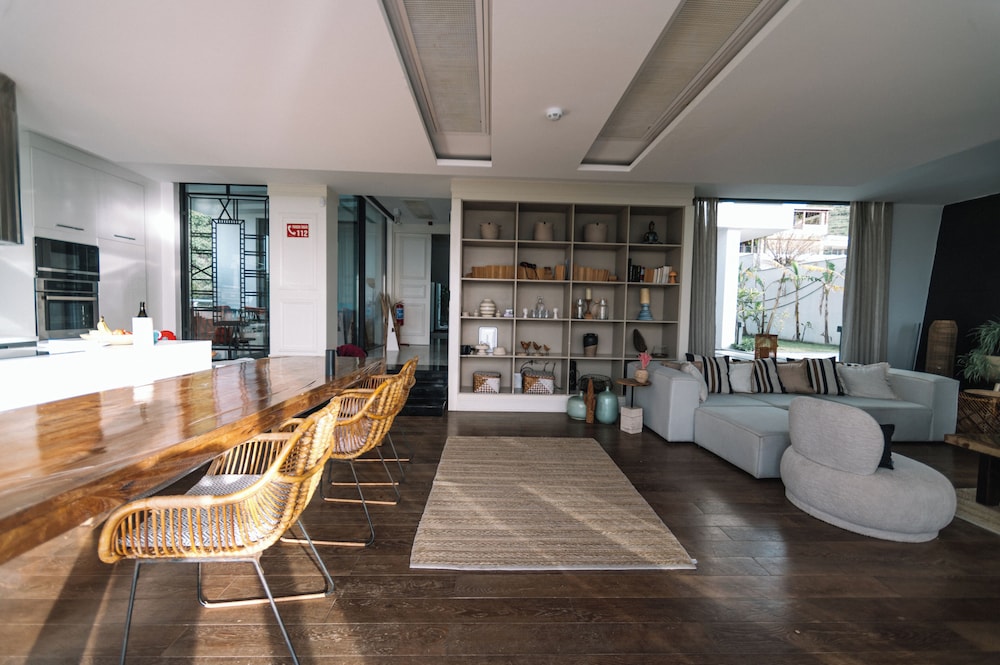Marinhill High Luxury Property