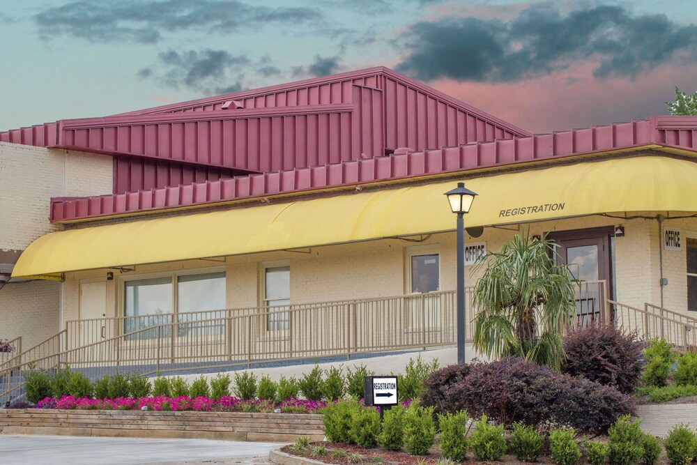 Days Inn by Wyndham Milledgeville view 4
