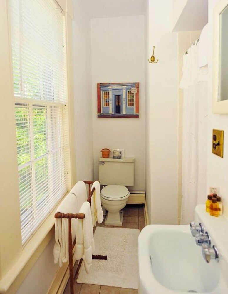 Languedoc Inn & 3 Hussey St Guest House