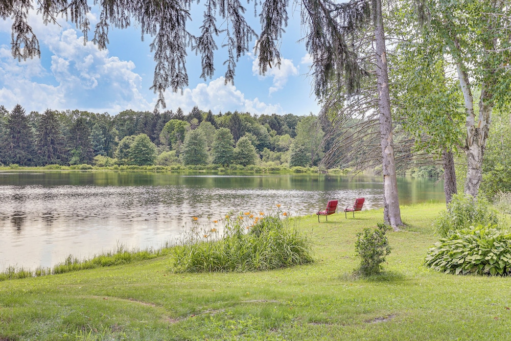 Pet-friendly Grove City Home w/ Lake on 19 Acres!