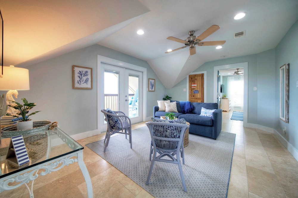 Sleeps 22 2 Homes w/ Private Pool, Game Room, Nature Views 7 BDR Avantstay