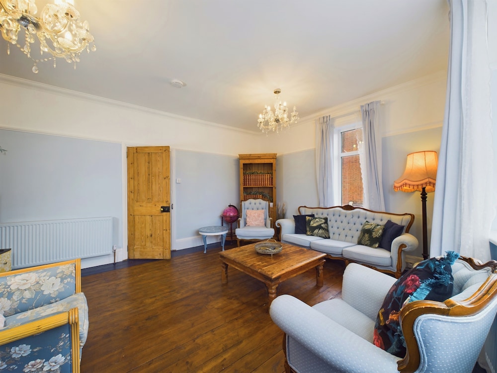 Unique 2 bed Leigh-on-sea- With Real Piano