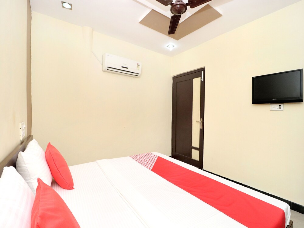OYO 14860 Hotel Silver Star