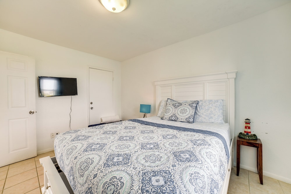 Beachfront Home w/ Pool Access in Galveston!