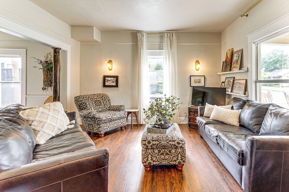 Walk to Downtown: Historic Guthrie Home on Mansur