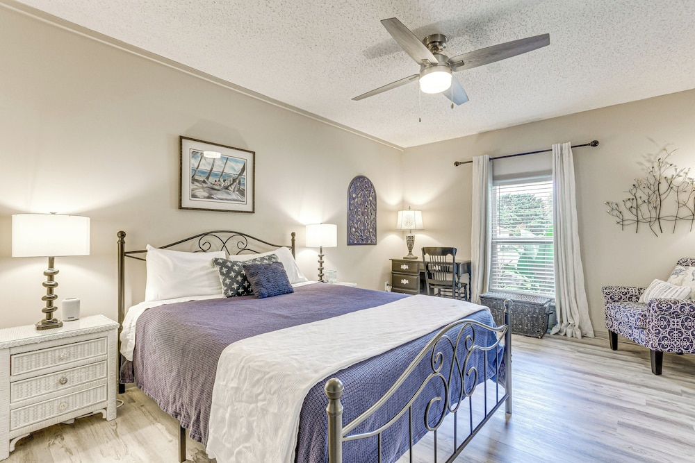 Gulf Breeze Hideaway ~ 8 Mi to Pensacola Beach! view 3