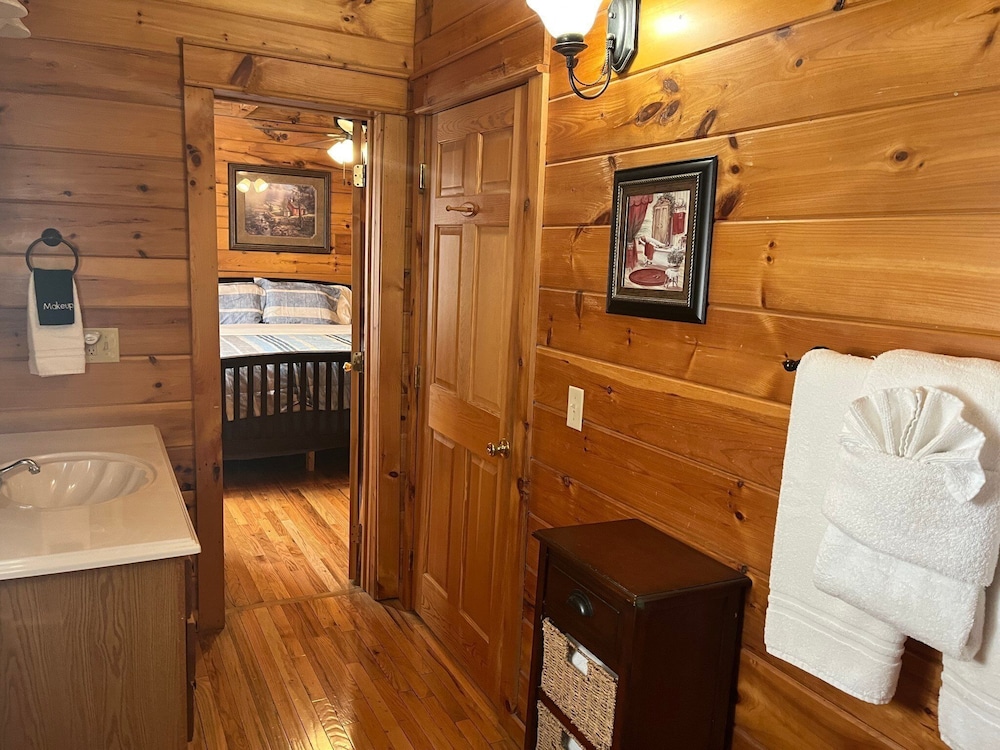Chillin N Grillin 2 Bedroom Cabin