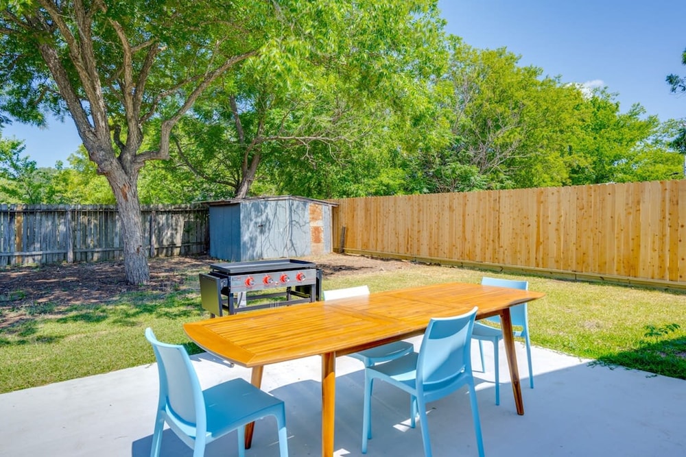 Modern 3 2 two Kings hot tub Fire pit 16min to Wine Trail Nearby Pickleball Courts Pools