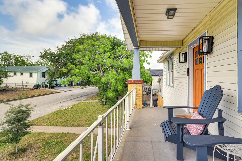 2 Mi to Pleasure Pier: Pet-friendly Gem w/ Yard