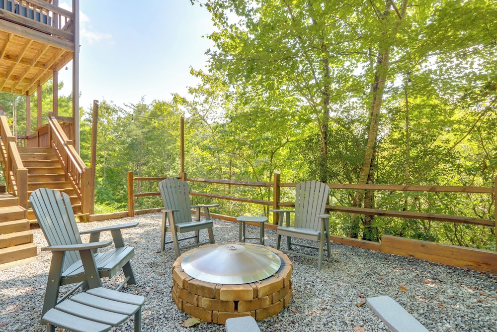 Family Oasis w/ Game Room & 2 Decks in Blue Ridge!