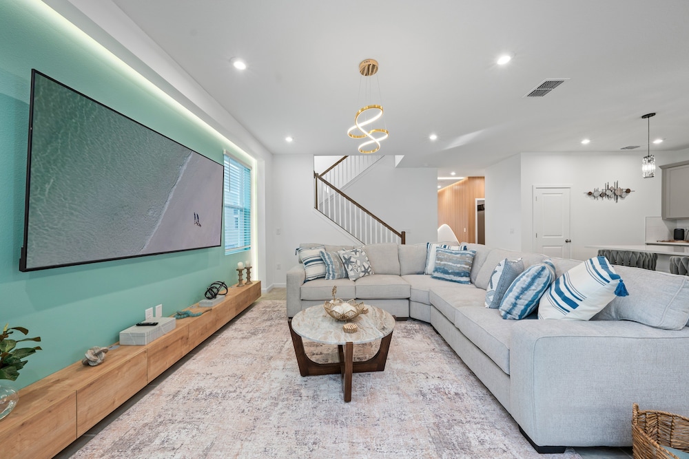 Light Welcoming Fun Resort Home Sleeps 20