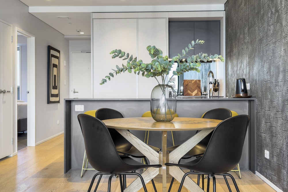 Laid back living with city views view 3