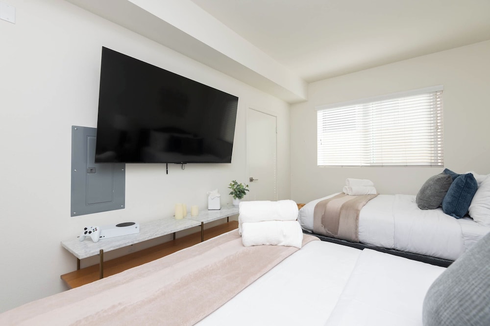 Hollywood Apartment Near Walk of Fame