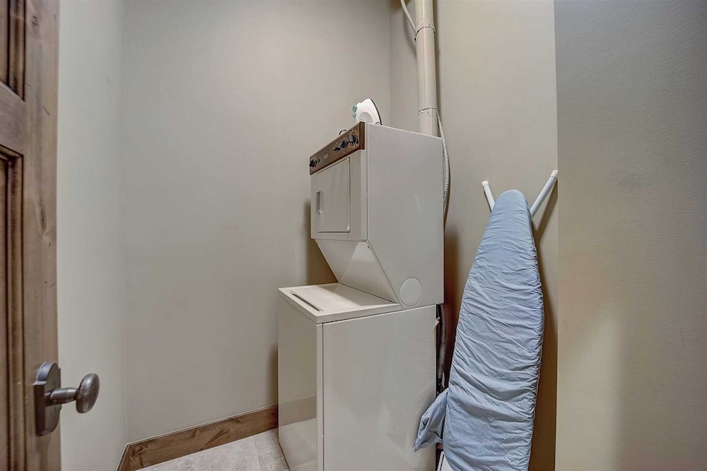 2 Condos Ski-in/ski-out at Deer Valley + Hot Tubs Mont Cervin by Avantstay